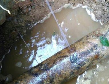 阆中楼顶渗水维修公司分享下地暖漏水的原因及检测方法。